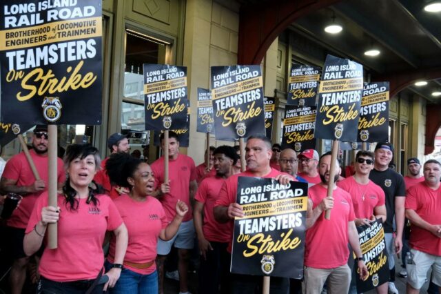 Greve do LIRR termina após MTA, sindicatos chegam a acordo Greve do LIRR termina após MTA, sindicatos chegam a acordo