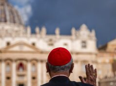 Grupo católico adverte Vaticano que possui um arsenal de maneiras de defender as consagrações A cardinal gestures as he arrives for a congregation meeting at the Vatican with a view of the St. Peter's Basilica in the background on May 6, 2025.
