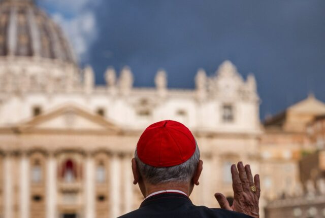 Grupo católico adverte Vaticano que possui um arsenal de maneiras A cardinal gestures as he arrives for a congregation meeting at the Vatican with a view of the St. Peter's Basilica in the background on May 6, 2025.