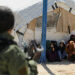 Grupo de mulheres e crianças com supostas ligações com o ISIL retorna à Austrália