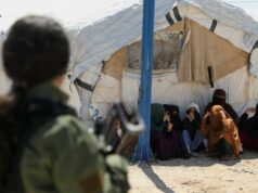Grupo de mulheres e crianças com supostas ligações com o ISIL retorna à Austrália Grupo de mulheres e crianças com supostas ligações com o ISIL retorna à Austrália