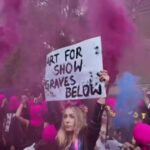 Grupos de protesto bloqueiam acesso ao pavilhão russo na Bienal de Veneza