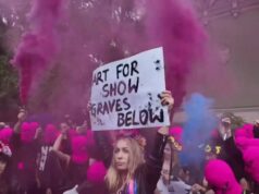 Grupos de protesto bloqueiam acesso ao pavilhão russo na Bienal de Veneza Grupos de protesto bloqueiam acesso ao pavilhão russo na Bienal de Veneza