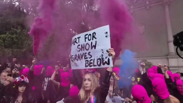 Grupos de protesto bloqueiam acesso ao pavilhão russo na Bienal de Veneza
