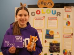 Guelph, Ontário, a obsessão de uma estudante por esquilos ganha seu lugar na competição científica em todo o Canadá Um quadro branco com um esquilo de papelão e nozes. Soletrando Nutty para cores com cores em letras coloridas.