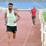 Gulveer Singh quebra recorde nacional nos 5.000 m masculinos com prata no Sound Running LA Track Fest