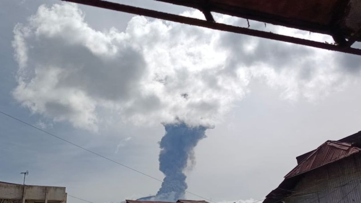 Gunung Marapi Mendadak Erupsi, Kolom Abu Membumbung 2.000 Metros de Puncak