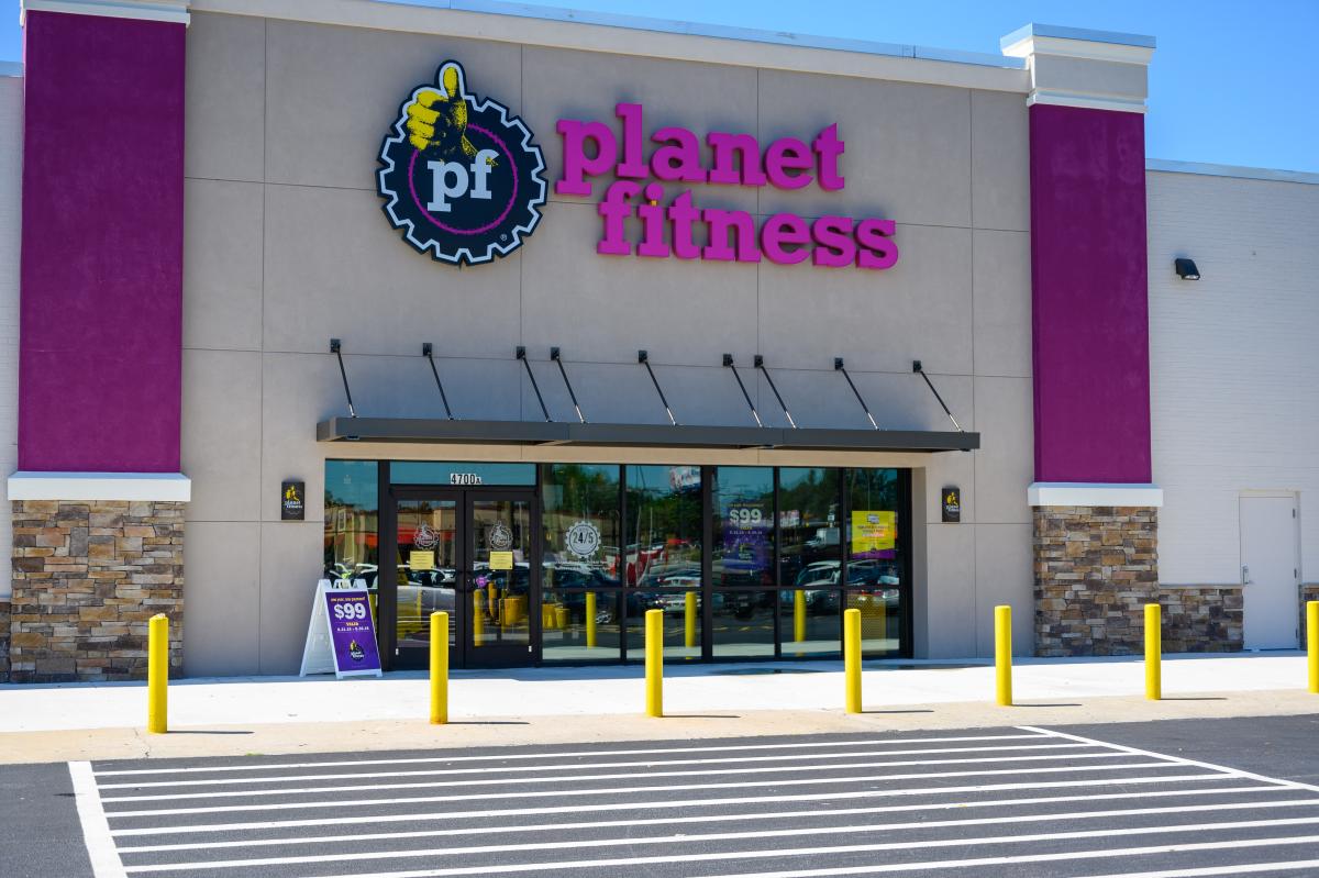 Gymgoer afirma que funcionária da Planet Fitness a chamou de 'transfóbica' depois que ela denunciou homem no banheiro feminino