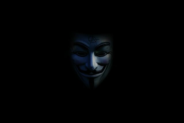 Hackers fantasmas: o mistério da segurança cibernética que ninguém resolveu An illustration of the V for Vendetta Guy Fawkes' mask, which became synonymous with the hacking group Anonymous in the 2010s.