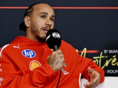 Hamilton chora pelo título do Arsenal enquanto pilotos trocam tempos de volta por conversa sobre futebol Hamilton chora pelo título do Arsenal enquanto pilotos trocam tempos de volta por conversa sobre futebol