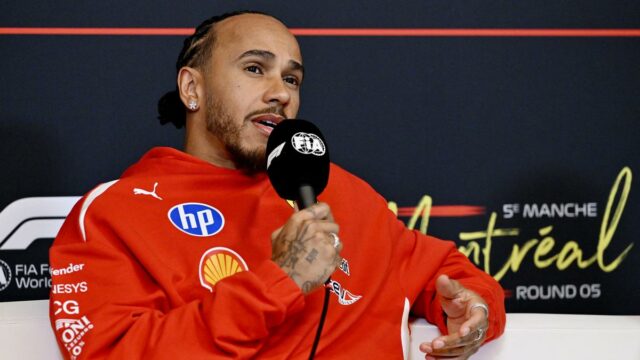 Hamilton chora pelo título do Arsenal enquanto pilotos trocam tempos de volta por conversa sobre futebol

