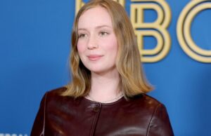 Hannah Einbinder diz que ‘isso me irrita’ que os colegas de Hollywood ‘não conseguem pronunciar uma única palavra’ para se opor ao ‘genocídio’ de Israel | Vídeo Hannah Einbinder comparece ao 77º Primetime Emmy Awards em 14 de setembro de 2025 em Los Angeles. (Frazer Harrison/Imagens Getty)