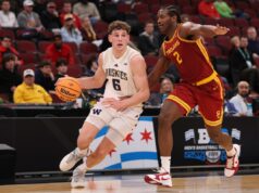 Hannes Steinbach, de Washington, ganhando respeito antes do Draft da NBA CHICAGO, ILLINOIS - MARCH 11: Hannes Steinbach #6 of the Washington Huskies drives to the basket against Ezra Ausar #2 of the USC Trojans in the first half during the second round of the 2026 Big Ten Men's Basketball Tournament at the United Center on March 11, 2026 in Chicago, Illinois. (Photo by Michael Reaves/Getty Images)