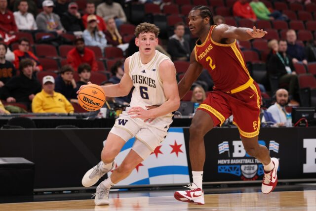 Hannes Steinbach, de Washington, ganhando respeito antes do Draft da CHICAGO, ILLINOIS - MARCH 11: Hannes Steinbach #6 of the Washington Huskies drives to the basket against Ezra Ausar #2 of the USC Trojans in the first half during the second round of the 2026 Big Ten Men's Basketball Tournament at the United Center on March 11, 2026 in Chicago, Illinois. (Photo by Michael Reaves/Getty Images)