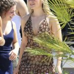 Harper Beckham, 14 anos, continuou a imitar Victoria enquanto ela rasgava seu vestido de verão de chiffon durante um passeio em Ibiza na segunda-feira.