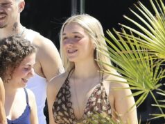 Harper Beckham, 14 anos, invade o guarda-roupa de sua mãe Victoria enquanto ela usa seu vestido de verão de chiffon para o almoço em família durante férias luxuosas em Ibiza Harper Beckham, 14 anos, continuou a imitar Victoria enquanto ela rasgava seu vestido de verão de chiffon durante um passeio em Ibiza na segunda-feira.