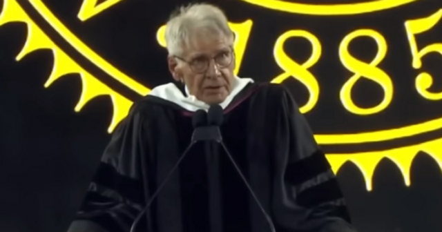 Harrison Ford revisita sua história de origem contra todas as Harrison Ford revisita sua história de origem contra todas as probabilidades em um inspirador discurso comentado