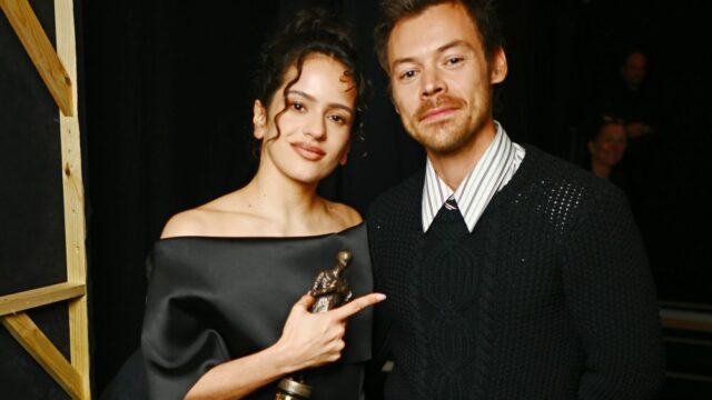 Harry Styles comemora que Radiohead, Rosalia e Lola Young ganham Harry Styles comemora que Radiohead, Rosalia e Lola Young ganham grande vitória, vários artistas batem IA no Chaotic Ivor Novellos Songwriter Awards