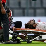 Hasan Ali, do Paquistão, retoma o boliche depois de ser esticado para fora do campo durante o segundo teste contra Bangladesh