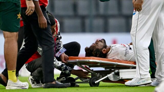 Hasan Ali, do Paquistão, retoma o boliche depois de ser esticado para fora do campo durante o segundo teste contra Bangladesh
