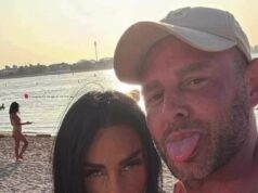 Heartbroken Katie Price canta uma música emocionante intitulada Get Here para o marido desaparecido Lee Andrews no último vídeo, apesar de postagens anteriores sobre como entrar em sua ‘era de retorno’ De coração partido, Katie Price cantou uma música emocionante para seu marido desaparecido, Lee Andrews, na sexta-feira, apesar de postagens anteriores sobre como entrar em sua 'era de retorno'