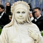 Heidi Klum choca no Met Gala de 2026 com conjunto personalizado de ‘esculturas vivas’