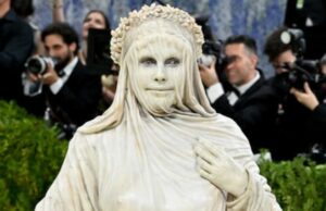 Heidi Klum choca no Met Gala de 2026 com conjunto personalizado de ‘esculturas vivas’ Heidi Klum choca no Met Gala de 2026 com conjunto personalizado de ‘esculturas vivas’