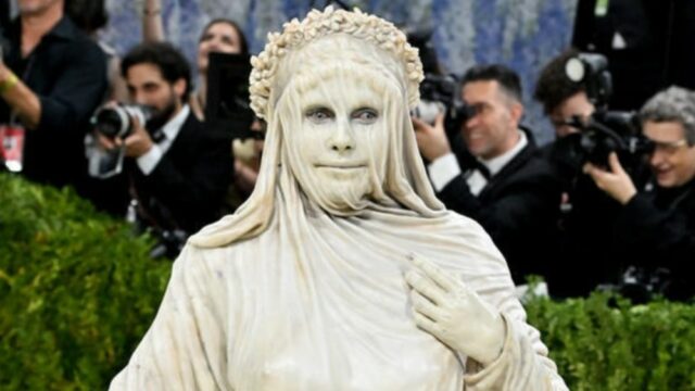 Heidi Klum choca no Met Gala de 2026 com conjunto personalizado de ‘esculturas vivas’
