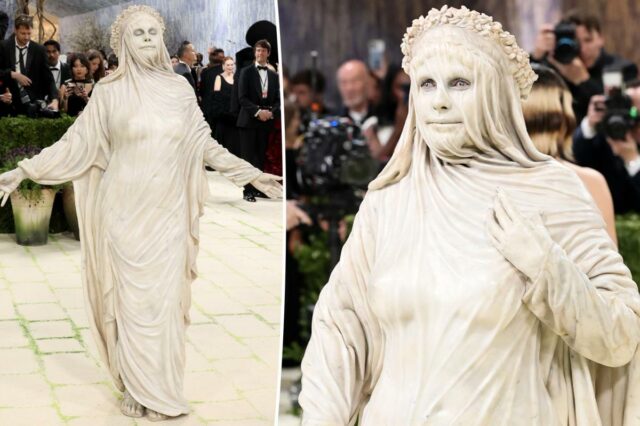 Heidi Klum é uma estátua da vida real no tapete vermelho do Met Gala 2026
