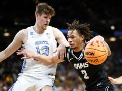 Henri Veesaar, da Carolina do Norte, está prestes a conseguir o show dos seus sonhos na NBA Jadrian Tracey #2 of the VCU Rams drives the ball against Henri Veesaar #13 of the North Carolina