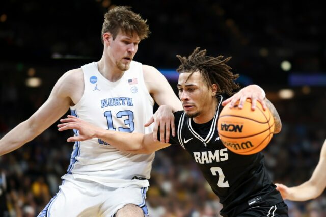 Henri Veesaar, da Carolina do Norte, está prestes a conseguir Jadrian Tracey #2 of the VCU Rams drives the ball against Henri Veesaar #13 of the North Carolina