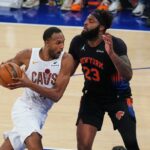 Evan Mobley, que teve dificuldades após um início rápido, dirige sobre Mitchell Robinson durante a vitória dos Knicks por 109-93 no jogo 2 sobre os Cavaliers em 21 de maio de 2026 no Garden.