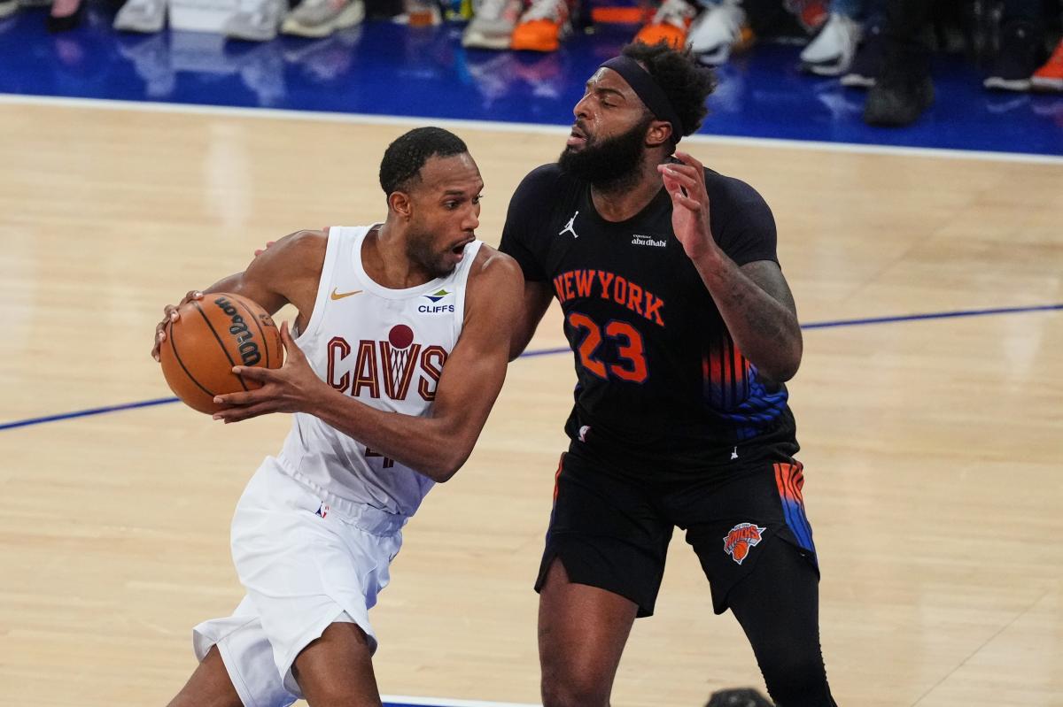 Evan Mobley, que teve dificuldades após um início rápido, dirige sobre Mitchell Robinson durante a vitória dos Knicks por 109-93 no jogo 2 sobre os Cavaliers em 21 de maio de 2026 no Garden.