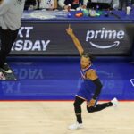 O guarda do New York Knicks, Jalen Brunson (11), reagindo após marcar contra o Philadelphia 76ers.