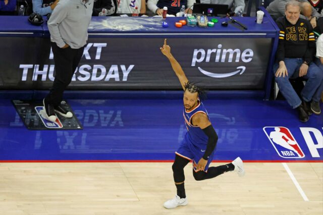 Heróis, zeros da vitória do Knicks no jogo 3 sobre O guarda do New York Knicks, Jalen Brunson (11), reagindo após marcar contra o Philadelphia 76ers.