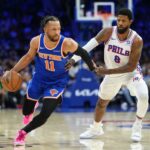 O armador do Knicks, Jalen Brunson (11), enfrenta o atacante do 76ers Paul George (8) durante o jogo 4 em 10 de maio de 2026.