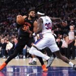 O guarda do New York Knicks, Jalen Brunson (11), atira sobre o atacante do Philadelphia 76ers, Dominick Barlow (25).