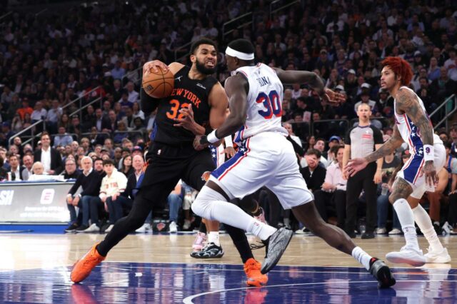 O guarda do New York Knicks, Jalen Brunson (11), atira sobre o atacante do Philadelphia 76ers, Dominick Barlow (25).
