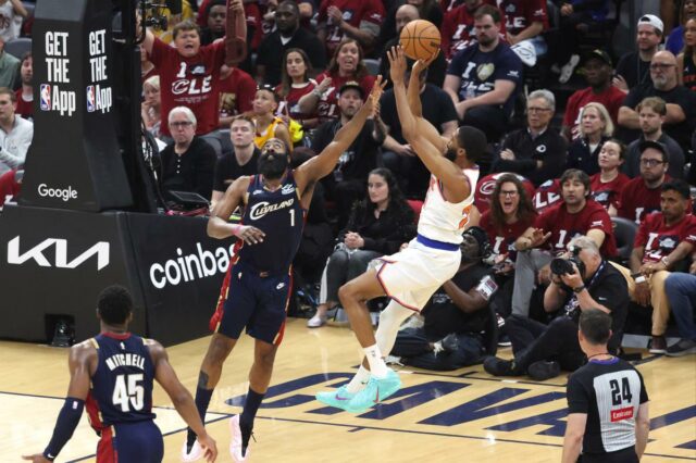 Heróis, zeros da vitória dos Knicks no jogo 4 sobre O guarda do New York Knicks, Mikal Bridges (25), chuta enquanto o guarda do Cleveland Cavaliers, James Harden (1), defende.