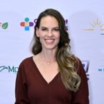 Hilary Swank foi ‘transformada’ pela maternidade depois de receber gêmeos: ‘Extática, mas exausta’