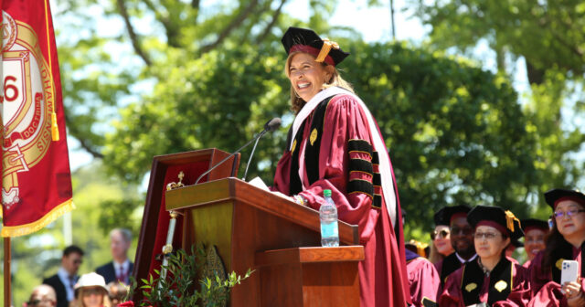 Hoda Kotb dá aos graduados 9 lições de vida em Hoda Kotb proferiu o discurso de formatura de 2026 da Fordham University.
