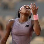 A norte-americana Coco Gauff observa enquanto joga contra a austríaca Anastasia Potapova durante a partida individual feminina no sétimo dia do torneio de tênis do Aberto da França, na quadra Philippe-Chatrier, no Complexo Roland-Garros, em Paris, em 30 de maio de 2026. (Foto de JULIEN DE ROSA / AFP)