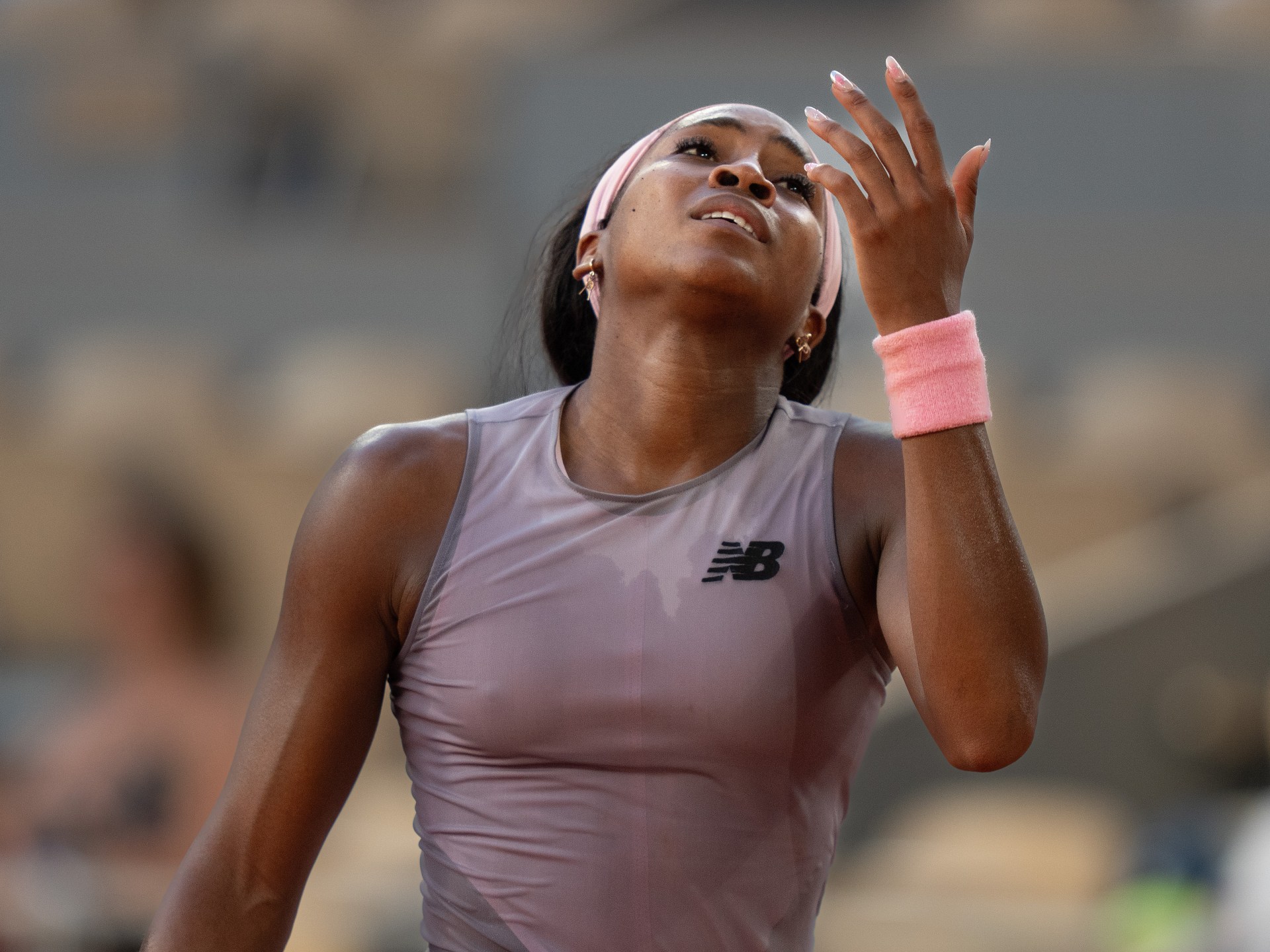 A norte-americana Coco Gauff observa enquanto joga contra a austríaca Anastasia Potapova durante a partida individual feminina no sétimo dia do torneio de tênis do Aberto da França, na quadra Philippe-Chatrier, no Complexo Roland-Garros, em Paris, em 30 de maio de 2026. (Foto de JULIEN DE ROSA / AFP)