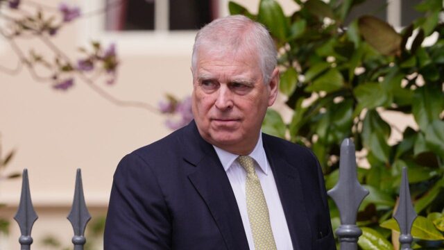 Homem acusado de ameaçar o ex-príncipe Andrew perto da casa de Sandringham se declara inocente em tribunal
