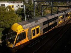 Homem acusado de apontar arma para passageiros de trem em Sydney Homem acusado de apontar arma para passageiros de trem em Sydney