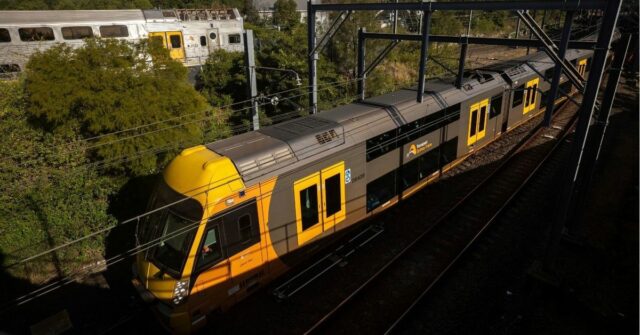 Homem acusado de apontar arma para passageiros de trem em Homem acusado de apontar arma para passageiros de trem em Sydney