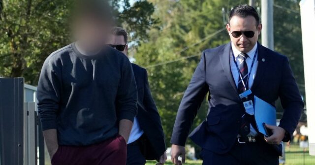 Homem acusado de roubar câmera da vítima do ataque terrorista em Bondi
