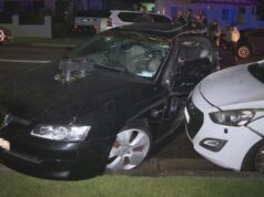 Homem acusado de supostamente bater em carros estacionados durante perseguição policial em Sydney Homem acusado de supostamente bater em carros estacionados durante perseguição policial em Sydney