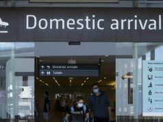 Homem acusado de supostamente cuspir em policial no aeroporto de Perth Homem acusado de supostamente cuspir em policial no aeroporto de Perth