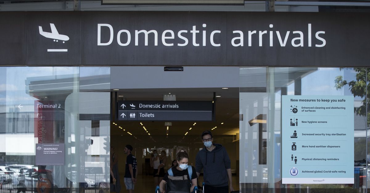 Homem acusado de supostamente cuspir em policial no aeroporto de Perth